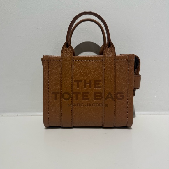Marc Jacobs Handbags - NWT Marc Jacobs The Tote Bag crossbody argan oil